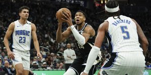 «Διπλός» ο Γιάννης Αντετοκούνμπο στη νίκη των Μπακς επί των Μάτζικ