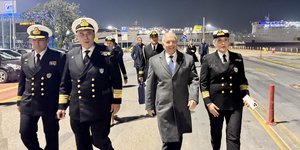 Ο υφυπουργός Ναυτιλίας Στ. Γκίκας με αξιωματικούς του Λιμενικού