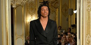 O  Χένρι Γκάνθερ Αντεμόλα Νταστού Σάμιουελ που περπάτησε στην επίδειξη του οίκου Lena Erziak