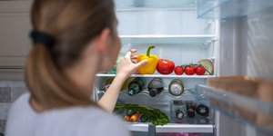 Γυναίκα μπροστά σε ανοιχτό ψυγείο