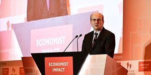 Ο Κωστής Χατζηδάκης μιλάει στον Economist