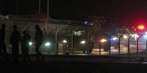 Συνοδεία φορτηγών και στρατιωτικών οχημάτων που μετέφεραν τους απελευθερωμένους ομήρους από τη Γάζα, φτάνει σε μια στρατιωτική βάση στο νότιο Ισραήλ