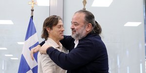 Ηλιόπουλος και Αλμέιδα αγκαλιάζονται