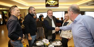 Ο Μάριος Ηλιόπουλος χαιρετάει τον Νίκο Περράκη