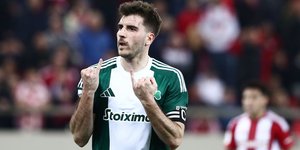 Ο Φώτης Ιωαννίδης μόλις έχει πετύχει το γκολ της ισοφάρισης στο ντέρμπι με τον Ολυμπιακό