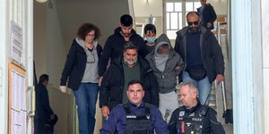 Ο 44χρονος στη Κρήτη συνοδεύεται εκτός δικαστικού μεγάρου στο Ηράκλειο