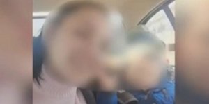 Ο 3χρονος με τη μητέρα του που κατηγορείται ότι τον κακοποίησε