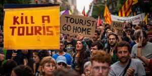 Σοκαριστικό γκράφιτι κατά του υπερτουρισμού στην Ισπανία