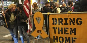 Συγγενείς και φίλοι ανθρώπων που σκοτώθηκαν και απήχθησαν από τη Χαμάς και οδηγήθηκαν στη Γάζα, αντιδρούν στην ανακοίνωση κατάπαυσης του πυρός 