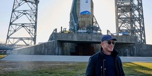 Ο Τζεφ Μπέζος μπροστά από τον πύραυλό του