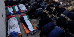 Παλαιστίνιοι θρηνούν τους νεκρούς στην Τζενίν της Δυτικής όχθης