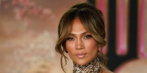 Με πράσινο φόρεμα η Τζένιφερ Λόπεζ χορεύει τραγούδι της από το 1998