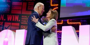 Ο Τζο Μπάιντεν με την πρώην πρόεδρο της Βουλής των Αντιπροσώπων Νάνσι Πελόζι