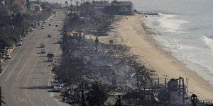 Καταστροφή σε παραλιακό δρόμο του Λος Αντζελες απο τη φωτιά