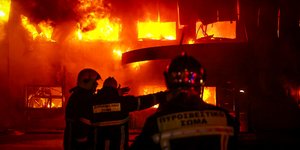 Φωτιά στο εργοστάσιο «Καραμολέγκος»