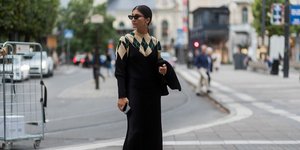 στιλάτη γυναίκα με καρό πουλόβερ