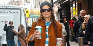 Η Κέιτι Χολμς με το πιο μοδάτο σακάκι της σεζόν -Βρίσκεται ήδη στις νέες προτάσεις των Zara