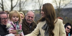 Η Κέιτ Μίντλετον χαιρετάει κοριτσάκι 