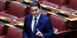Ο Μιχάλης Κατρίνης μιλά από τα έδρανα της Βουλής