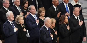 Όλοι οι εν ζωή πρώην πρόεδροι των ΗΠΑ και οι πρώτες κυρίες ήταν στην κηδεία του Τζιμι Κάρτερ εκτός από την Μισέλ Ομπάμα