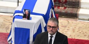 O Θανάσης Φιλιππόπουλος στην κηδεία του Κώστα Σημίτη