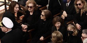 Συγκινημένη η Δάφνη Σημίτη στην κηδεία του πρώην πρωθυπουργού