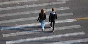 Άνδρας και γυναίκα στον δρόμο