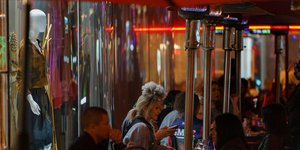 Τέλος στις θερμάστρες σε εξωτερικούς χώρους βάζει η Βαρκελώνη 