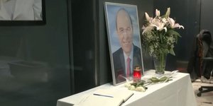 Άνοιξε βιβλίο συλλυπητηρίων στα γραφεία του ΠΑΣΟΚ στην Χαριλάου Τρικούπη, για τον θάνατο του Κώστα Σημίτη