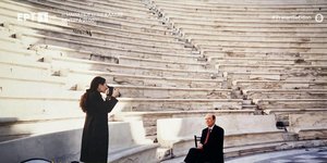 Η Ολυμπία Κρασαγάκη περιγράφει το παρασκήνιο της φωτογράφισης του Κώστα Σημίτη στο Ηρώδειο