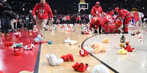 Λούτρινα αρκουδάκια στον «ουρανό» του ΣΕΦ 