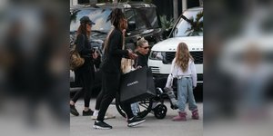 Η Άννα Κουρνίκοβα για βόλτα στο Μαϊάμι με αναπηρικό καροτσάκι