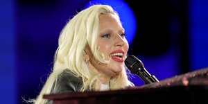Η Lady Gaga τραγουδά σε εκδήλωση για την Κάμαλα Χάρις το 2024