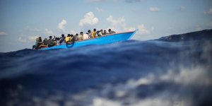 Βάρκα με μετανάστες κοντά στη Λαμπεντούζα της Ιταλίας