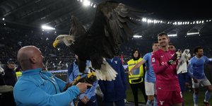 Ο Χουάν Μπερναμπέ με τον αετό της Λάτσιο στο «Ολίμπικο»