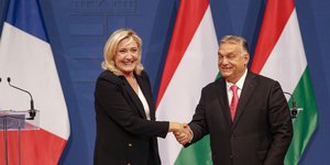 Λε Πεν και Ορμπαν σε χειραψία