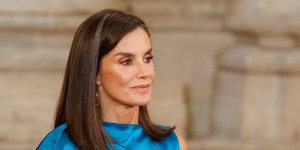 Η βασίλισσα Λετίθια κομψή με φόρεμα σε εκδήλωση στη Μαδρίτη