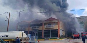 Φωτιά σε αντιπροσωπεία αυτοκινήτων στη Λήμνο