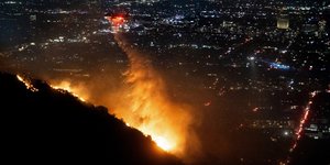 Ελικόπτερο επιχειρεί στο μέτωπο στο Χόλιγουντ Χιλς, καθώς η φωτιά καίει το Λος Άντζελες