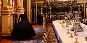 Δημιουργία του οίκου Balenciaga που εκτίθεται στο μουσείο του Λούβρου 