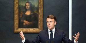 Ο Εμανουέλ Μακρόν μπροστά στο πορτρέτο της Τζοκόντα 