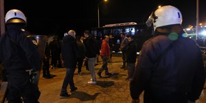 Κλιμακώνουν τις κινητοποιήσεις οι αγρότες: Στα Μάλγαρα προσπάθησαν να κλείσουν την ΠΑΘΕ, εμποδίστηκαν από την ΕΛ.ΑΣ