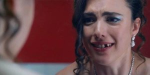 Η Margaret Qualley υποδύεται τη Sue στο «The Substance», μια νεότερη εκδοχή του χαρακτήρα που υποδύεται η Demi Moore