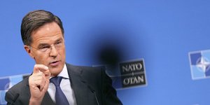 Ο Μαρκ Ρούτε σε δηλώσεις στους δημοσιογράφους