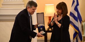 Η Σακελλαροπούλου απένειμε το παράσημο του Μεγαλόσταυρου του Τάγματος της Τιμής στον Αθανάσιο Μαρτίνο
