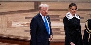 Μελάνια και Ντόναλντ Τραμπ στην κηδεία του Τζίμι Κάρτερ