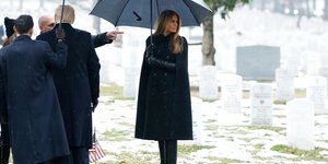 Η Μελάνια Τραμπ με Dior παλτό - κάπα στην κατάθεση στεφάνου