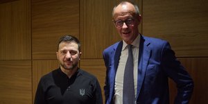 ο Ουκρανός πρόεδρος Βολοντίμιρ Ζελένσκι με τον Φρίντριχ Μερτς, αρχηγό της αντιπολίτευσης στη Γερμανία