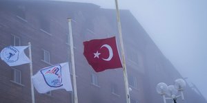 Μεσίστια η σημαία στον τόπο της τραγωδίας