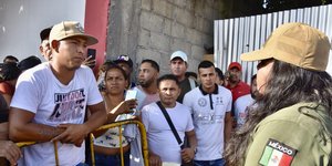 Μετανάστες με υπάλληλο στα σύνορα του Μεξικού